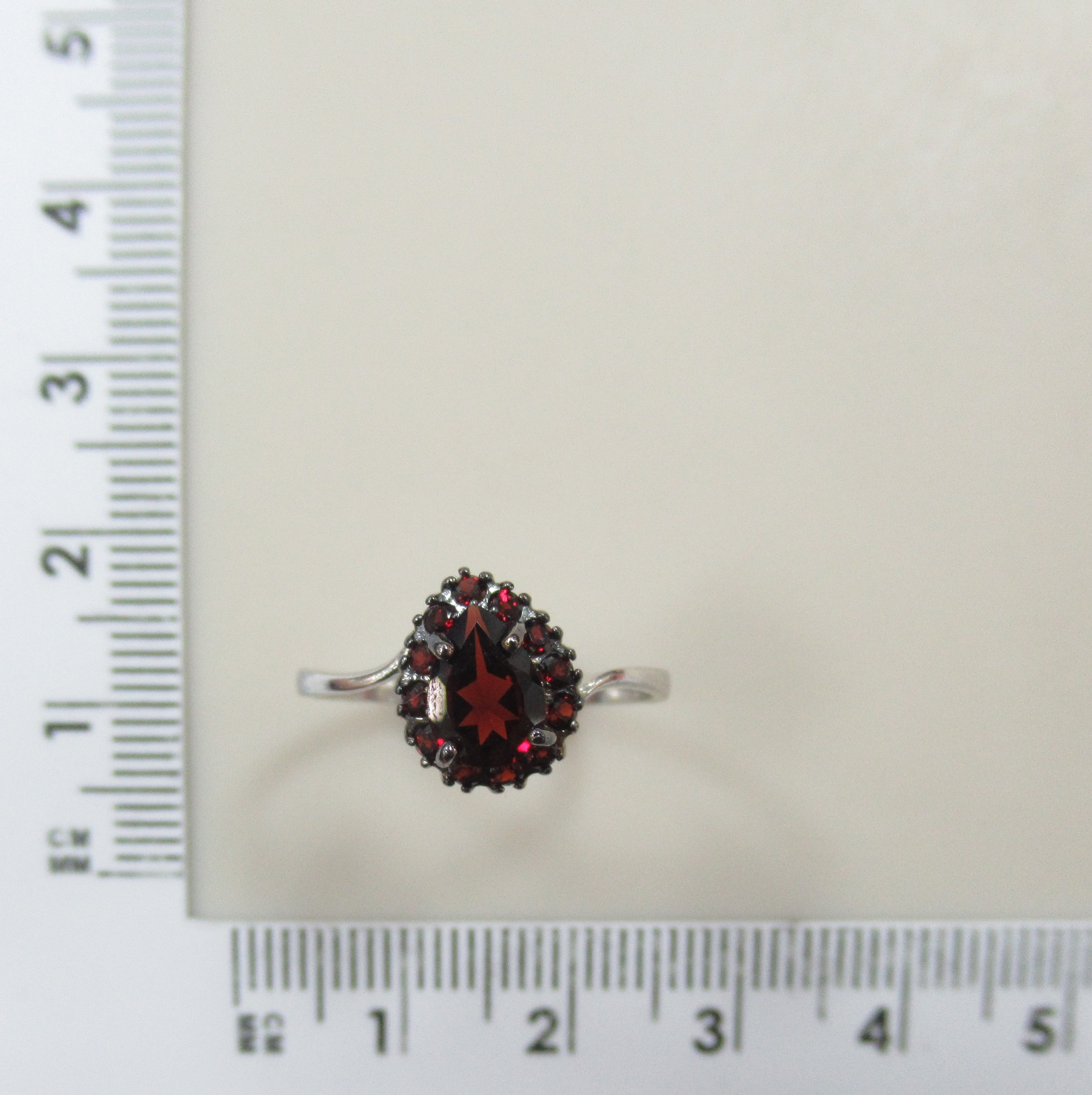 Серебряное кольцо с гранатами